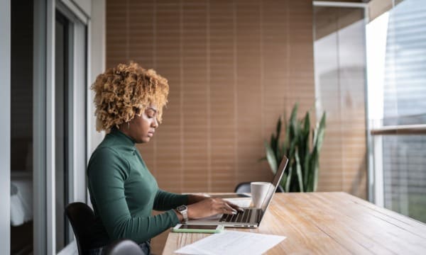 mulher estudando para concurso público