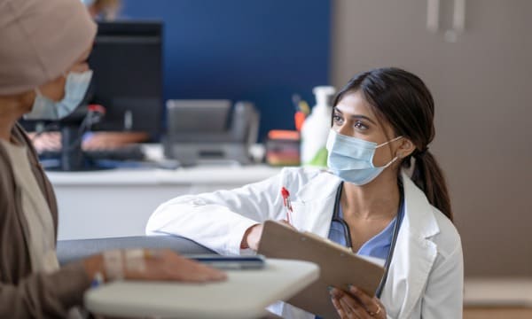 doutora conversando com paciente oncologica