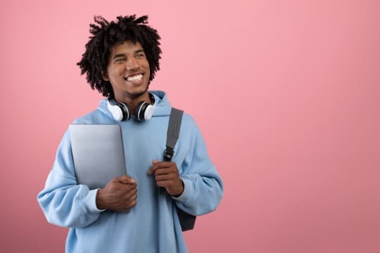 menino escolhendo segunda ou pós-graduação