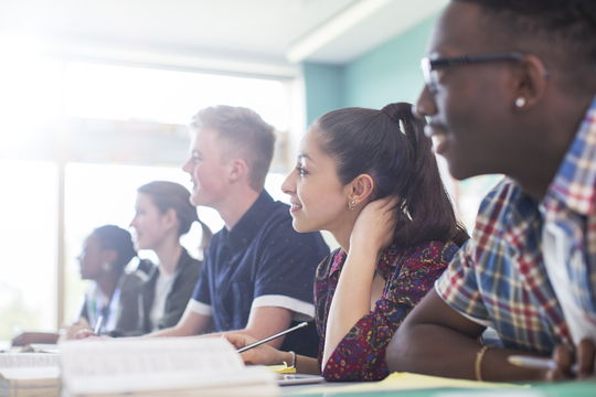 alunos estudando em curso livre