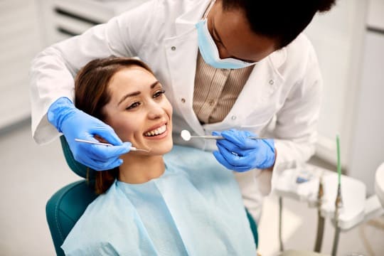 profissional de odontologia atuando na profissão