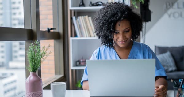aluna de um dos cursos de pós-graduação em saúde estudando em um notebook
