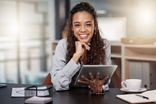 mulher lendo sobre dicas de negócios e polo ead