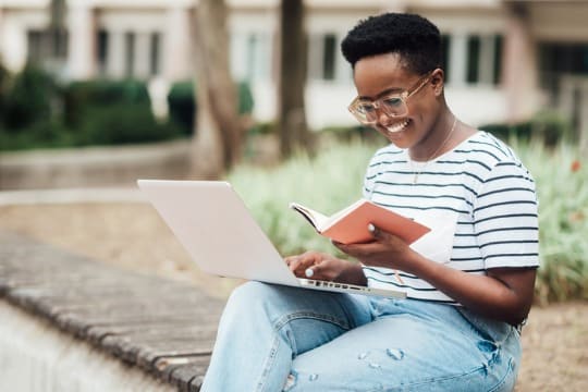 menina realizando cursos de férias para qualificação