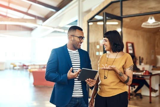 mulher realizando networking para mudar de carreira
