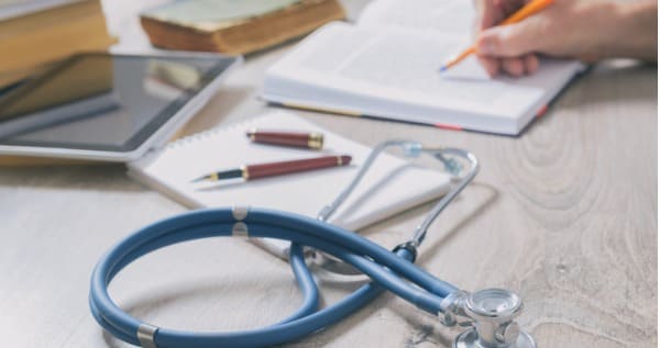 instrumentos médicos sobre a mesa enquanto alunos estuda para vestibular de medicina 2023