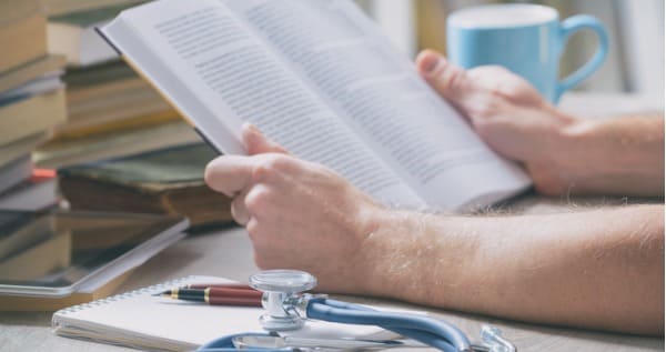 homem se preparando para o vestibular de medicina 2023