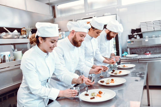 estudantes no curso de gastronomia