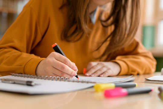 menina estudando para vestibular de medicina