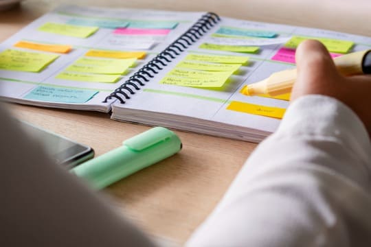 menina se organizando volta as aulas 2023