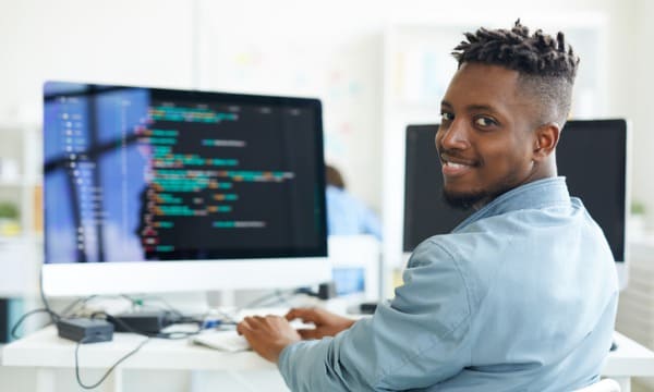 homem trabalhando na área da engenharia da computação