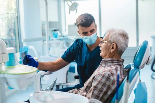 profissional da Odontologia atendendo paciente