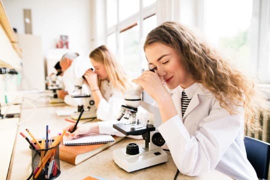 menina estudando na faculdade de biologia