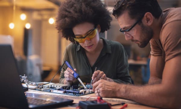 engenheiros elétricos trabalhando na área