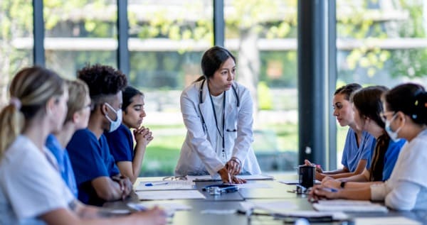 aluna com avental de médica representando como é a faculdade de medicina