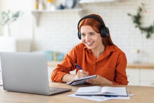 menina realizando ensino a distância