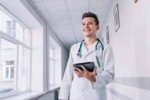 O que vem depois da graduação em Medicina? Guia para recém-formados