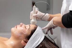 Dia do Esteticista: o que a faculdade de Biomedicina ensina sobre estética