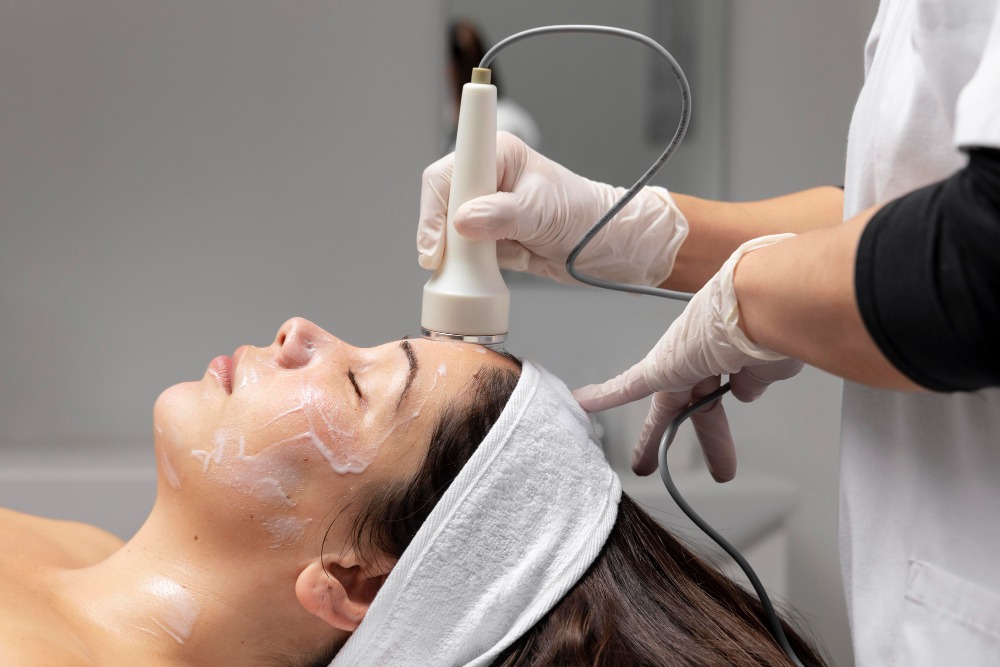 Dia do Esteticista: o que a faculdade de Biomedicina ensina sobre estética