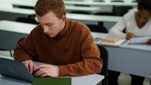 Ferramentas e dicas que vão te ajudar a estudar melhor no semipresencial