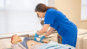 Vida social na faculdade de Medicina: como equilibrar relacionamento, família e amigos