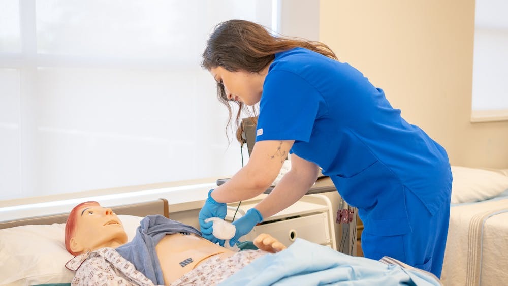 Vida social na faculdade de Medicina: como equilibrar relacionamento, família e amigos