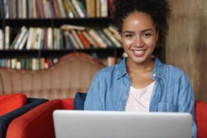 3 erros que podem estar atrapalhando seu desempenho na Pós-graduação EAD e como evitá-los