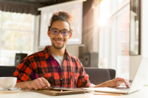 Pós-graduação presencial ou EAD: como escolher a modalidade ideal para se especializar