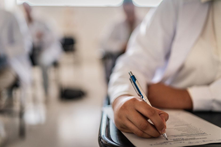 Como funciona o vestibular de Medicina? Veja o que esperar da prova